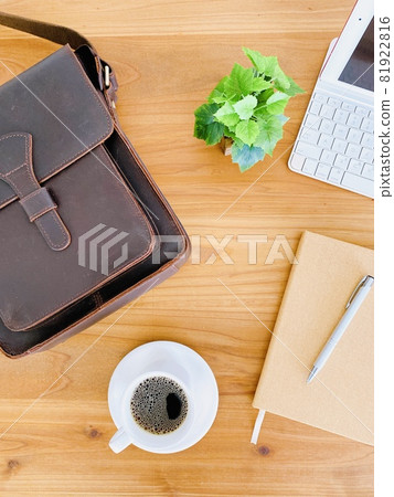 How to spend the holidays Coffee time Vertical position bird's-eye view 81922816