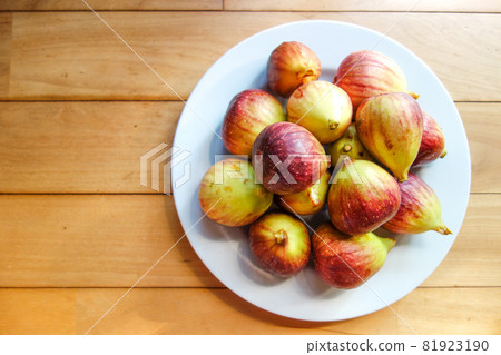 Lots of figs served on a plate 81923190