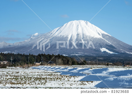 小山的雪域景觀 小山的雪域景觀 81923688