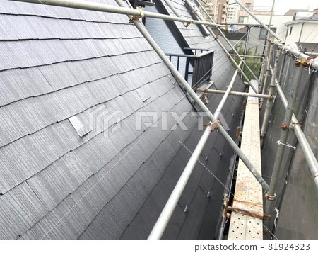 帶屋頂腳手架的屋頂油漆 81924323