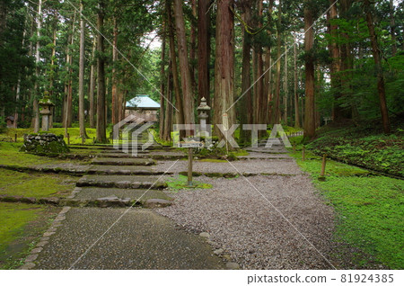 Hakusan Heisenji Temple and the approach to Sannomiya 81924385