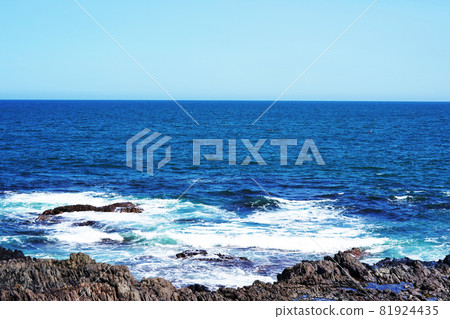 有鄂霍次克海和礁石的風景,北海道大武町 有鄂霍次克海和礁石的風景,北海道大武町 81924435