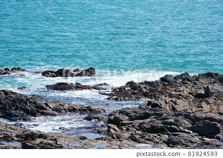 Scenery with the Sea of Okhotsk and reefs Omu-cho, Hokkaido 81924593