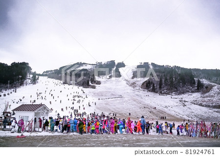 斜坡風景等待電梯 81924761