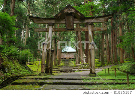 Hakusan Heisen-ji Temple Two Torii和Hall of Fame Hakusan Heisen-ji Temple Two Torii和Hall of Fame 81925197