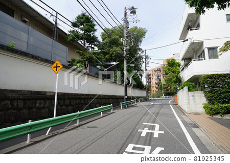 572 年 9 月北坂、港區和根津博物館土牆 / 南青山 572 年 9 月北坂、港區和根津博物館土牆 / 南青山 81925345