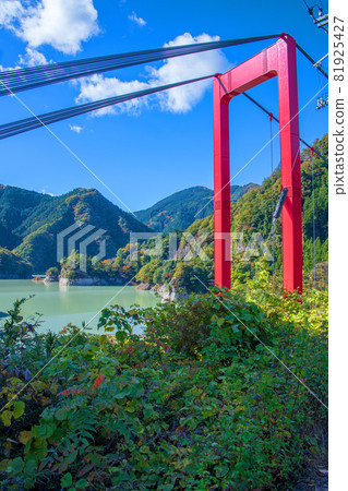 神奈湖、金比羅橋、秋景、紅葉季節 81925427
