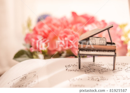 Grand piano image-surrounded by flowers- [Indoor studio photography] 81925587