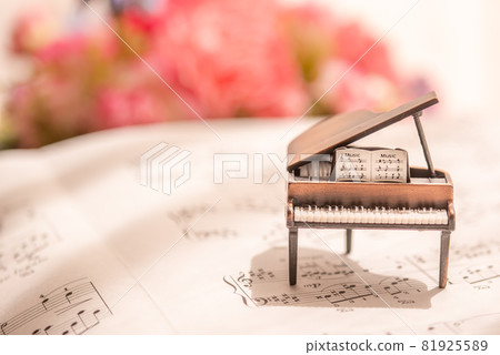 Grand piano image-surrounded by flowers- [Indoor studio photography] 81925589