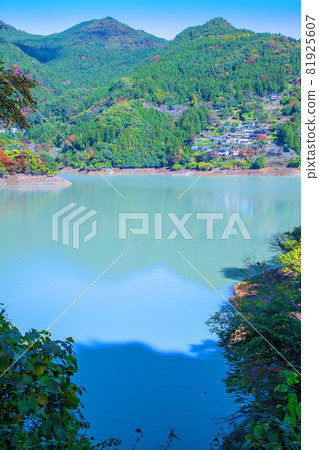 Kanna Lake, lakeside, scenery from the vicinity of Kinbira Bridge, autumn scenery, autumn leaves season 81925607