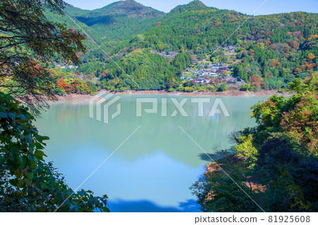 Kanna Lake, lakeside, scenery from the vicinity of Kinbira Bridge, autumn scenery, autumn leaves season 81925608