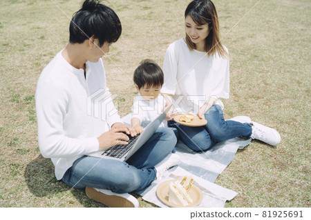 Daddy and family, family, baby using a computer Daddy and family, family, baby using a computer 81925691
