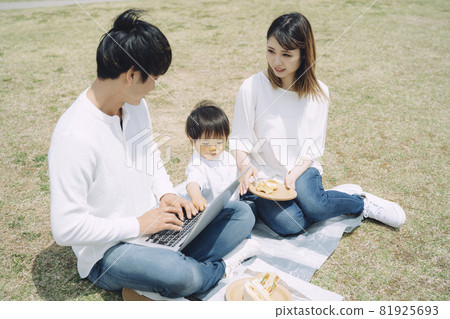 Daddy and family, family, baby using a computer Daddy and family, family, baby using a computer 81925693