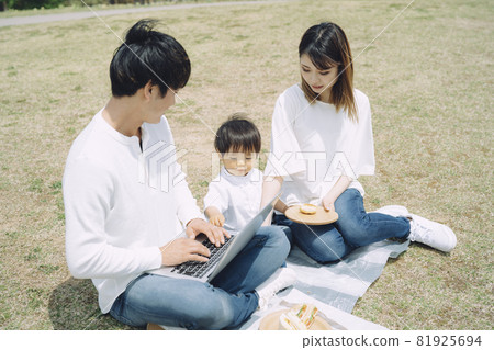 Daddy and family, family, baby using a computer 81925694