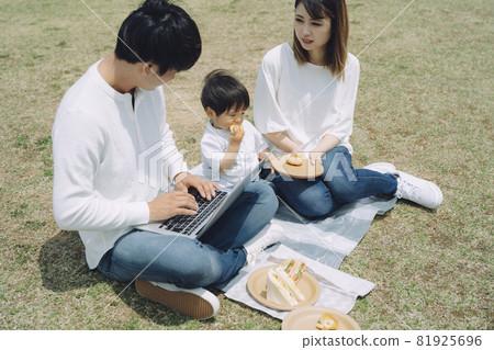 Daddy and family, family, baby using a computer Daddy and family, family, baby using a computer 81925696
