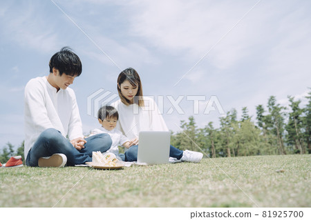 使用天空和計算機的家庭 81925700