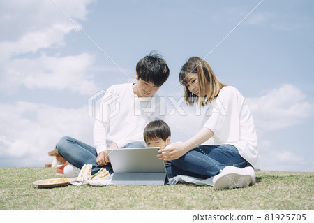 Family using the sky and tablet PC 81925705