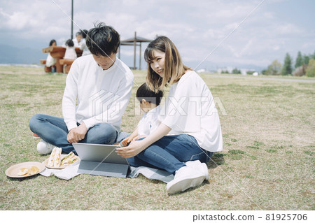 Family using the sky and tablet PC Family using the sky and tablet PC 81925706