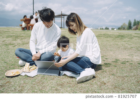 Family using the sky and tablet PC Family using the sky and tablet PC 81925707