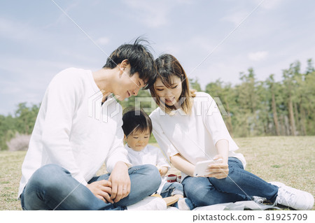 Family / family / baby looking at a smartphone Family / family / baby looking at a smartphone 81925709