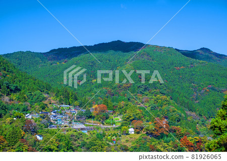 Kanna Lake, lakeside, scenery from the vicinity of Kinbira Bridge, autumn scenery, autumn leaves season 81926065