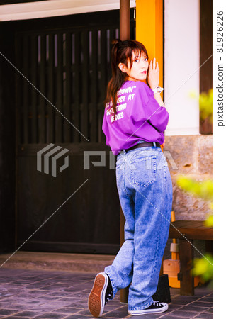 日式花園倉庫前的可愛模特 日式花園倉庫前的可愛模特 81926226