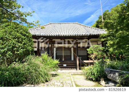 正殿前盛開萩花的白護寺[奈良縣奈良市白護寺] 81926619