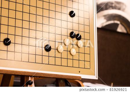 A figure in which black is hunting down white, who jumped from a small eye on the large board of Go, and is fighting for life and death. A figure in which black is hunting down white, who jumped from a small eye on the large board of Go, and is fighting for life and death. 81926921