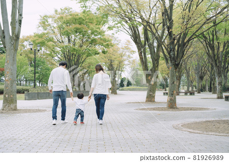Family walking hand in hand (whole body, back view) 81926989