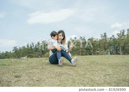 Mommy clothes get dirty on the lawn 81926990