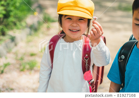1st grade elementary school student 1st grade elementary school student 81927108