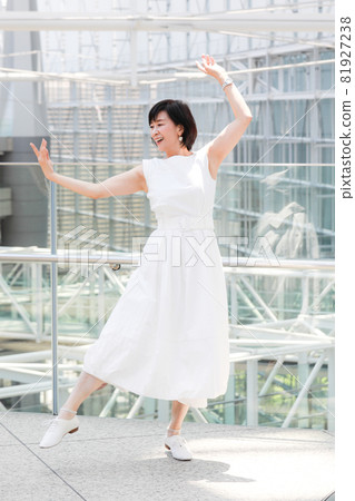 Middle female middle senior enjoying spring in Tokyo 81927238