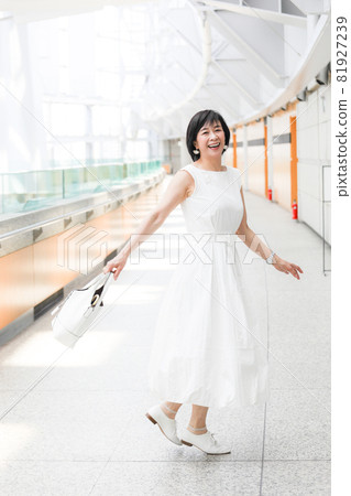 Middle female middle senior enjoying spring in Tokyo 81927239