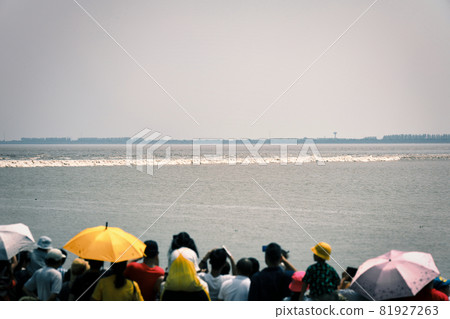 Backflow of Qiantang River, China 81927263