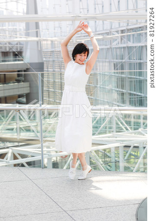 Middle female middle senior enjoying spring in Tokyo 81927264