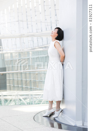 Middle female middle senior enjoying spring in Tokyo 81927311