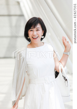 中年女性在東京享受春天 81927331