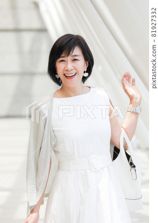 中年女性在東京享受春天 中年女性在東京享受春天 81927332