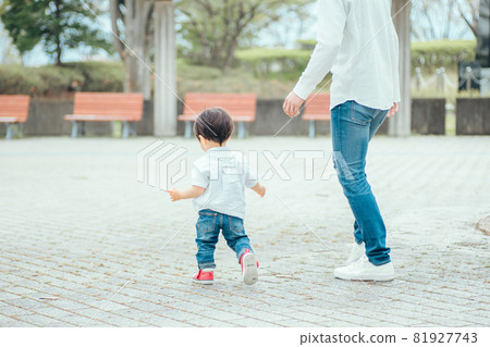 Children playing with dad 81927743
