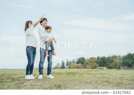 Sky and family / family / baby (whole body / pointing) 81927882