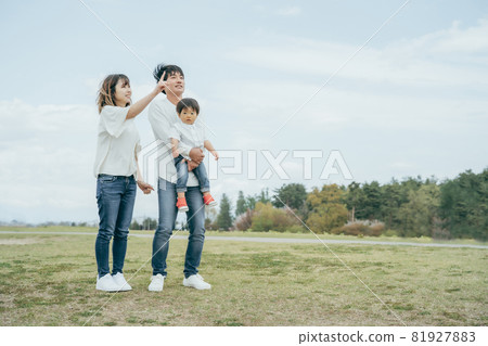Sky and family / family / baby (whole body / pointing) 81927883