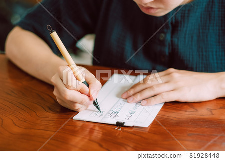 日本女人練字,硬毛筆,毛筆 日本女人練字,硬毛筆,毛筆 81928448