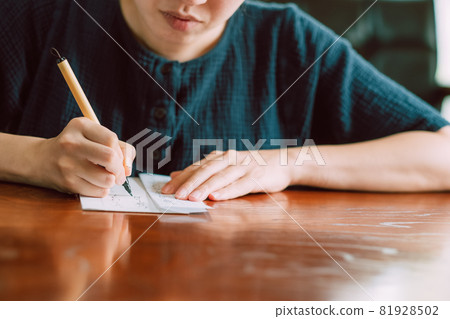 Japanese woman practicing penmanship, hard brush, brush pen Japanese woman practicing penmanship, hard brush, brush pen 81928502