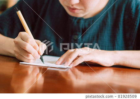日本女人練字,硬毛筆,毛筆 日本女人練字,硬毛筆,毛筆 81928509