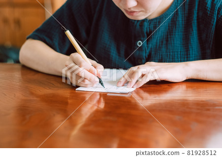 Japanese woman practicing penmanship, hard brush, brush pen Japanese woman practicing penmanship, hard brush, brush pen 81928512