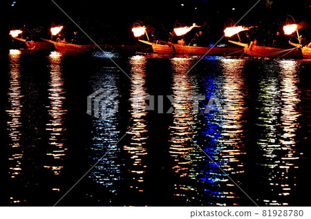 Scenery of cormorant fishing on the Nagara River 81928780