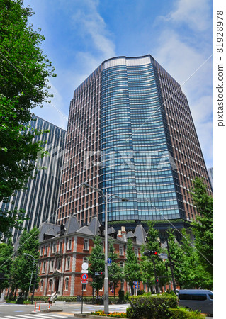 Scenery of skyscrapers and old buildings in Tokyo 81928978