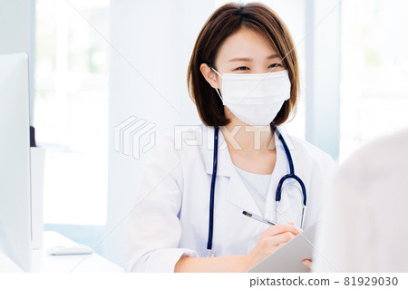 Female doctor in a mask to see a doctor Female doctor in a mask to see a doctor 81929030