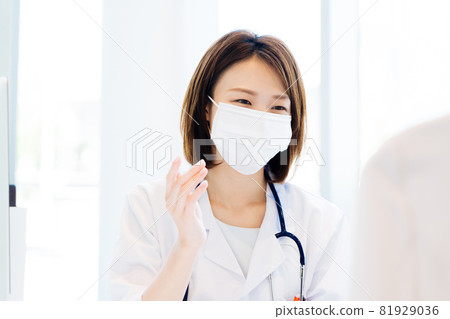 Female doctor in a mask to see a doctor Female doctor in a mask to see a doctor 81929036