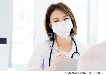 Female doctor in a mask to see a doctor 81929038